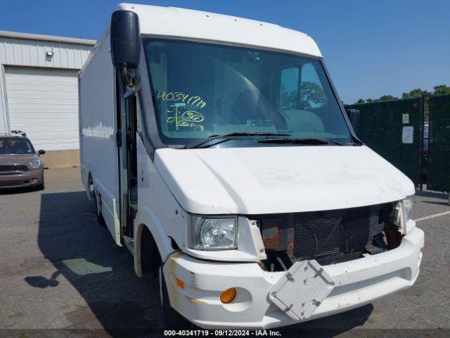  Salvage Isuzu Commercial Van