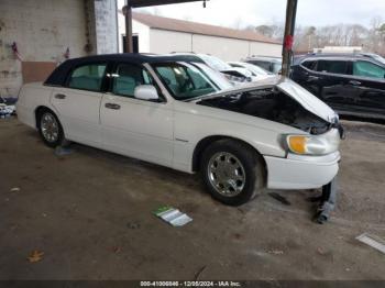  Salvage Lincoln Towncar