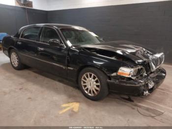  Salvage Lincoln Towncar
