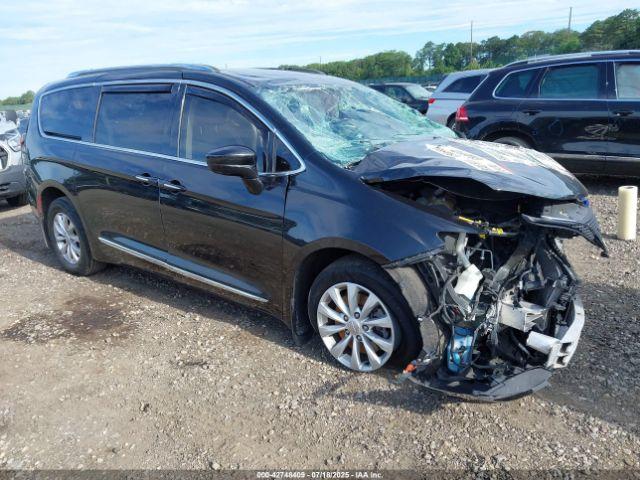 Salvage Chrysler Pacifica