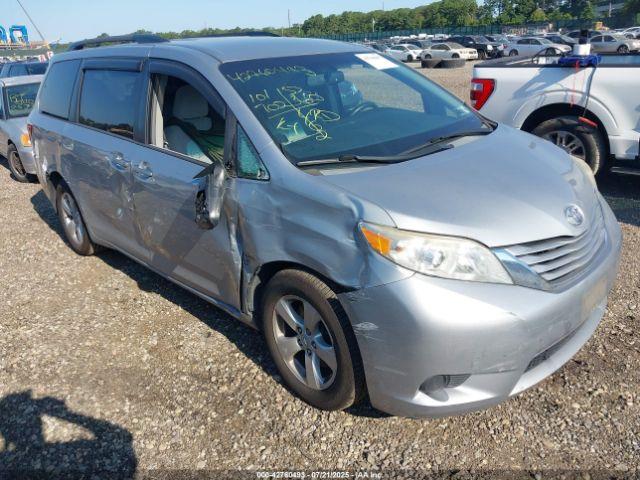  Salvage Toyota Sienna