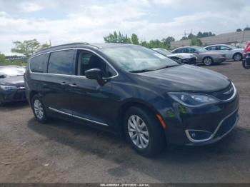  Salvage Chrysler Pacifica
