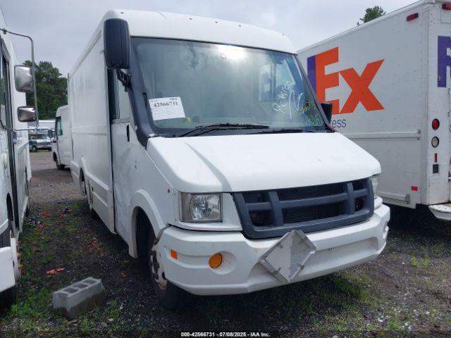  Salvage Isuzu Commercial Van