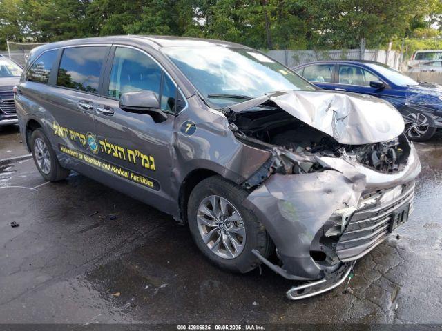  Salvage Toyota Sienna