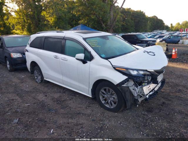  Salvage Toyota Sienna