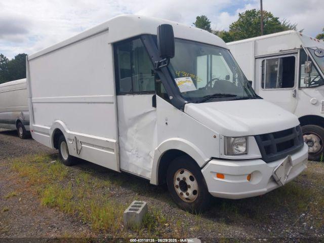  Salvage Isuzu Commercial Van