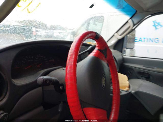Ford E-450 Image 13