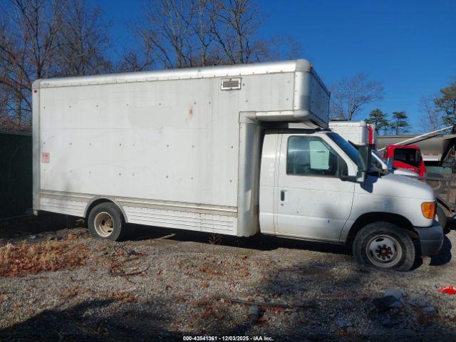 Ford E-450 Image 8