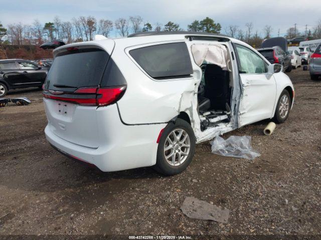 Chrysler Pacifica Touring L Image 5