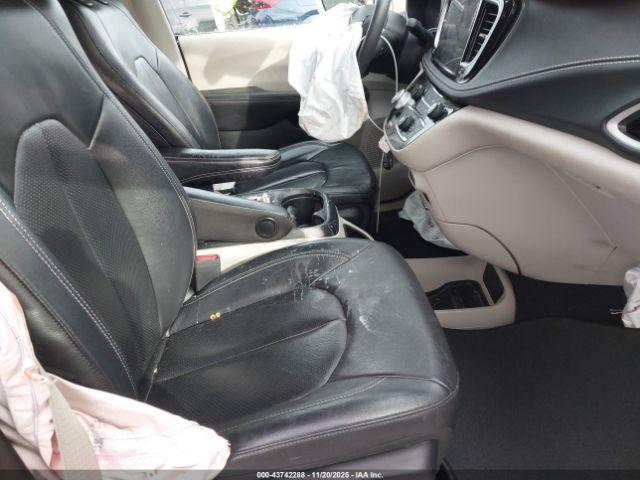 Chrysler Pacifica Touring L Image 8