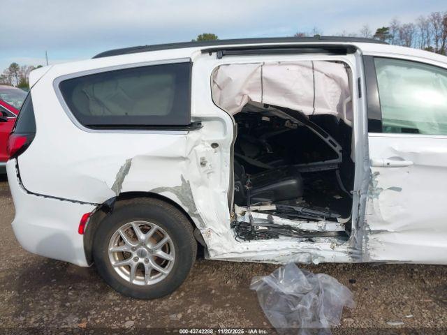 Chrysler Pacifica Touring L Image 9