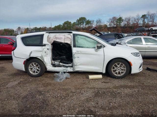 Chrysler Pacifica Touring L Image 16