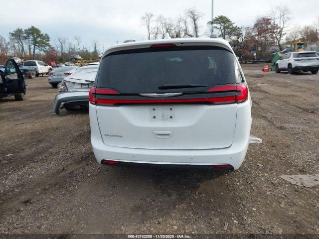 Chrysler Pacifica Touring L Image 2