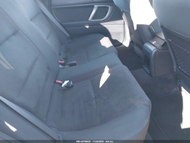 Subaru Outback 2.5i Image 9