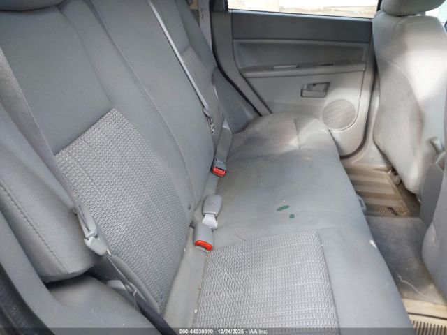 Jeep Grand Cherokee Laredo Image 2