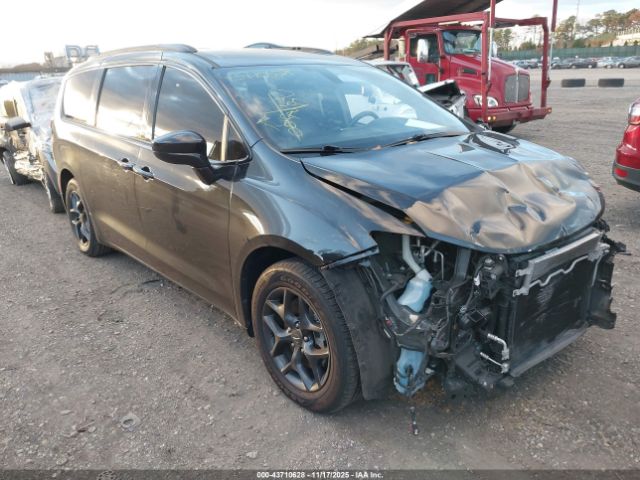 Chrysler Pacifica Touring L Plus Image 1