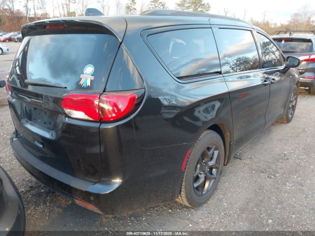 Chrysler Pacifica Touring L Plus Image 17