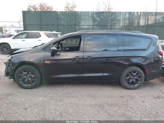 Chrysler Pacifica Touring L Plus Image 8