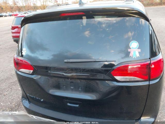 Chrysler Pacifica Touring L Plus Image 7