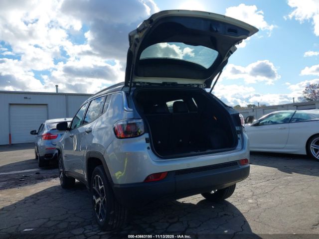 Jeep Compass Limited 4x4 Image 17