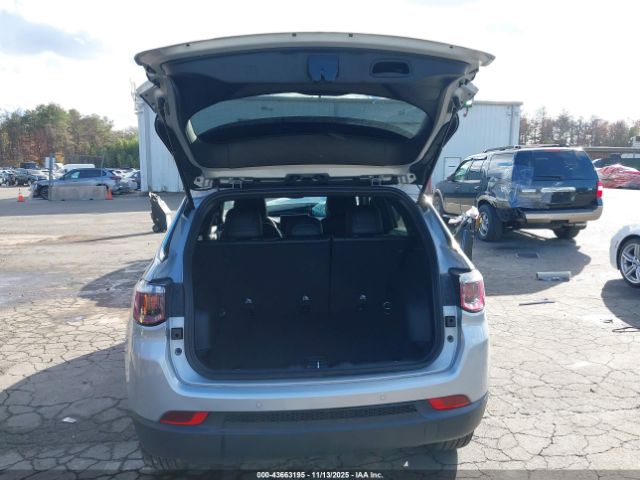 Jeep Compass Limited 4x4 Image 14