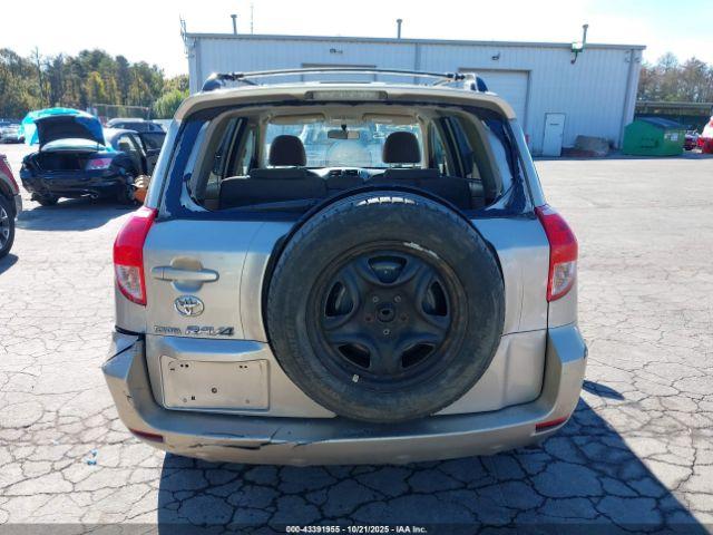 Toyota RAV4 Image 16