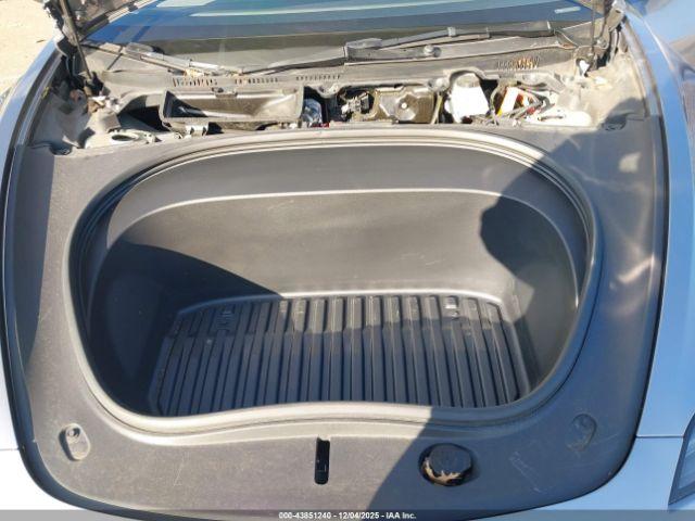 Tesla Model 3 Image 6