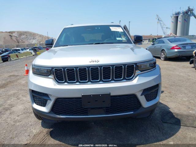 Jeep Grand Cherokee Laredo X 4x4 Image 14