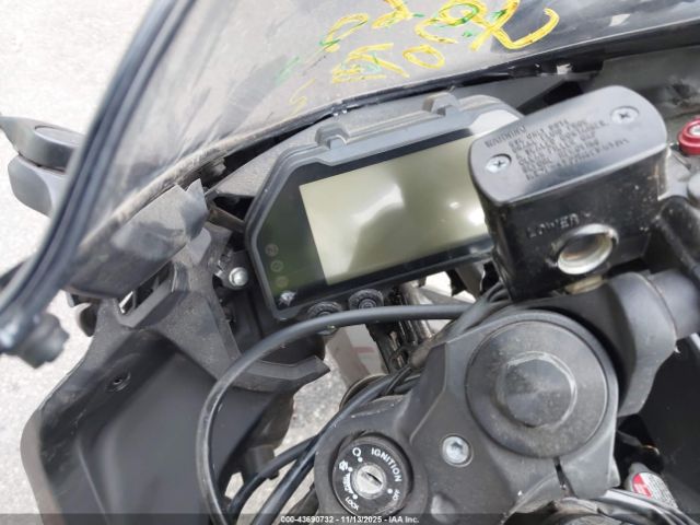 Yamaha Yzfr3 A Image 9