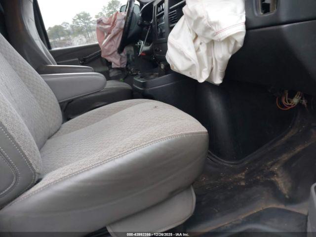 GMC Savana Work Van Image 17