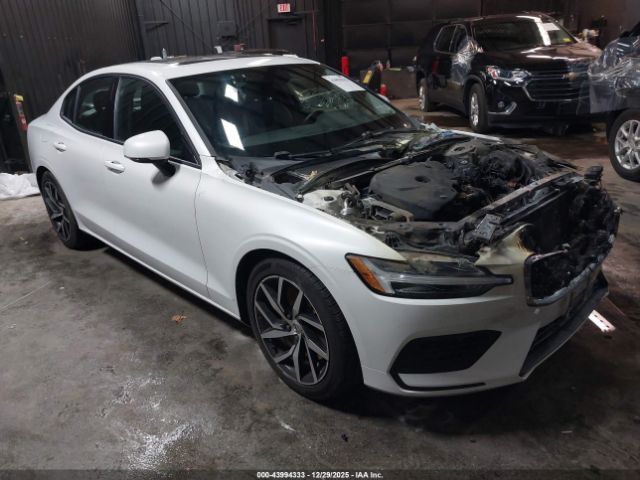 Volvo S60 T6 Momentum Image 1