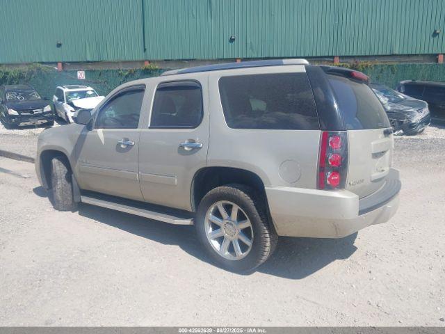 GMC Yukon Denali Image 12