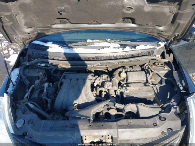 Nissan Versa 1.8 S Image 9