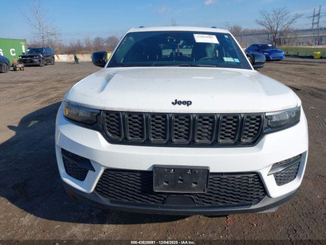 Jeep Grand Cherokee Altitude 4x4 Image 11