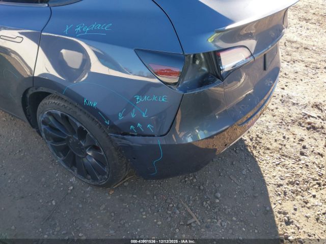 Tesla Model Y Performance Dual Motor All-wheel Drive Image 3