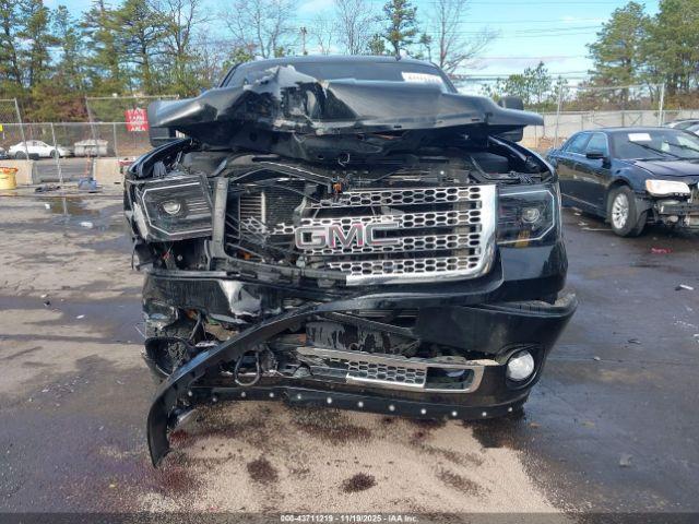 GMC Sierra 2500 Denali Image 7