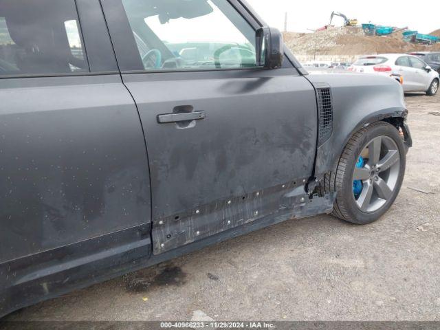 Land Rover Defender Image 16