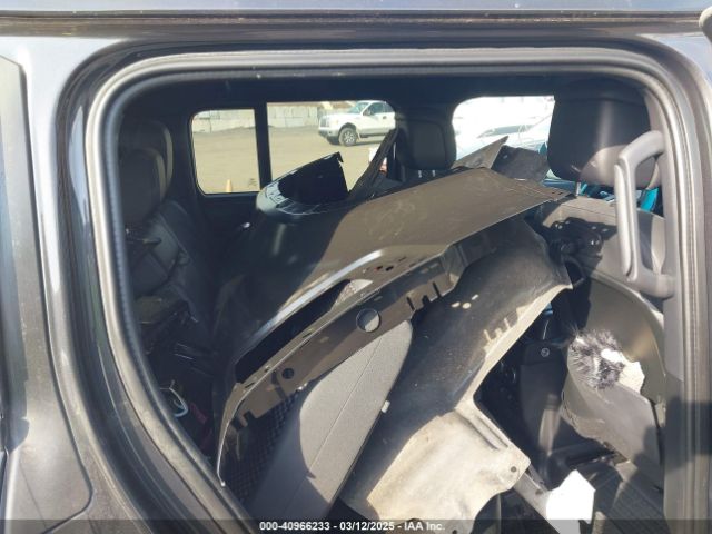 Land Rover Defender Image 17