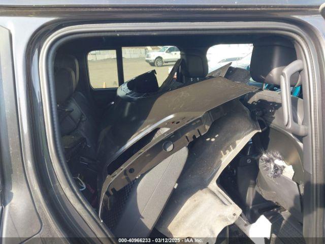 Land Rover Defender Image 17