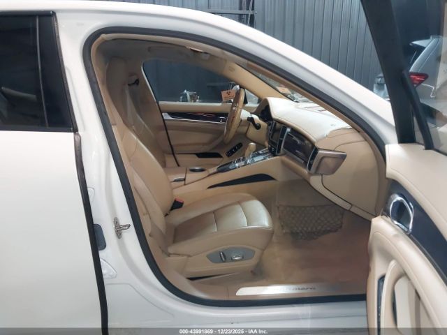 Porsche Panamera 4 Image 8