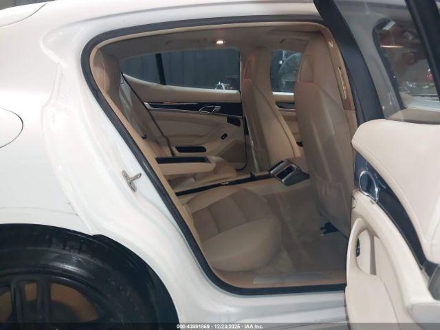 Porsche Panamera 4 Image 13