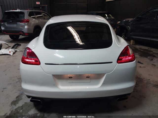 Porsche Panamera 4 Image 4