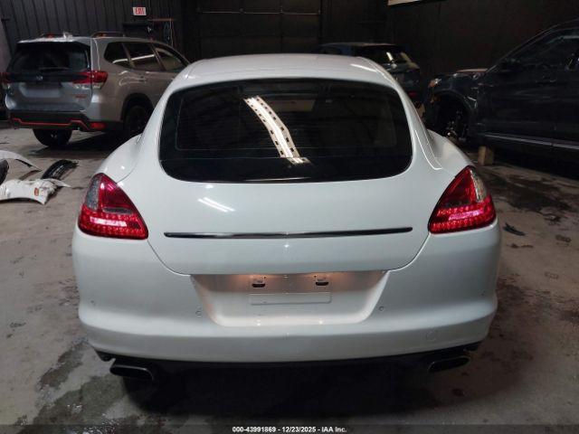 Porsche Panamera 4 Image 4