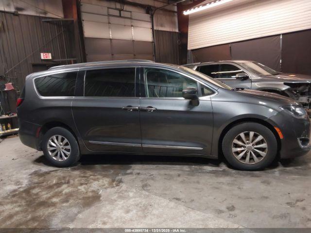 Chrysler Pacifica Touring-l Image 10