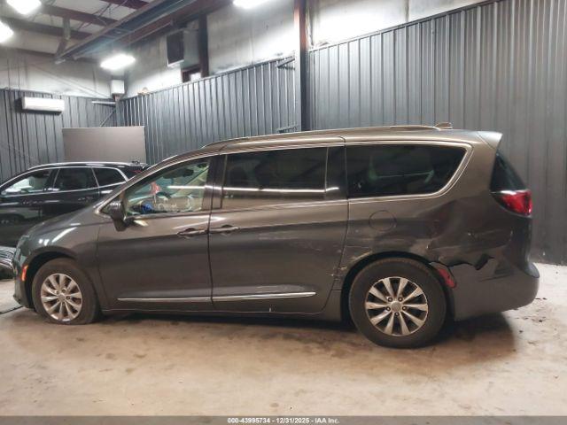 Chrysler Pacifica Touring-l Image 11