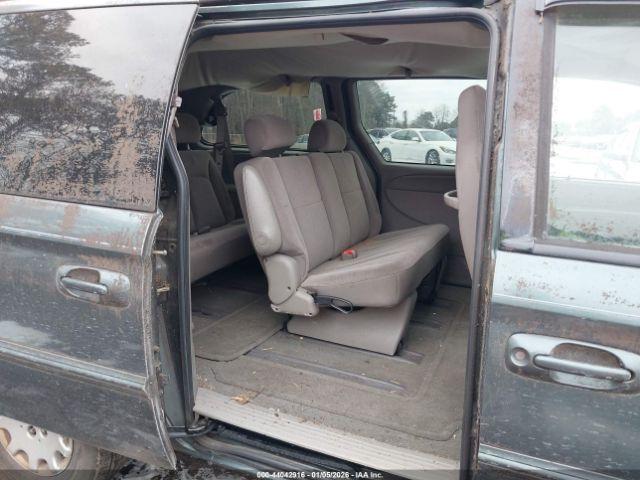 Chrysler Town & Country Lx Image 2