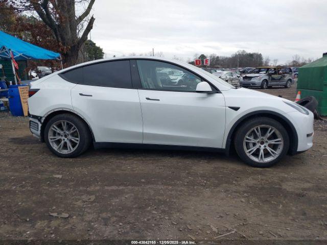 Tesla Model Y Long Range Dual Motor All-wheel Drive Image 16